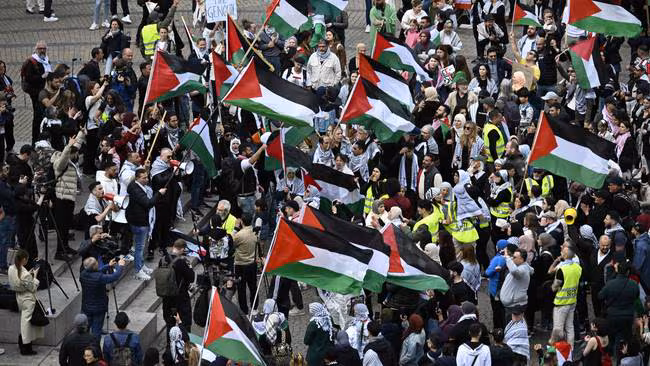 دریایی از پرچم‌های فلسطین در تظاهرات علیه «یوروویژن» در ۹ مه در مالمو