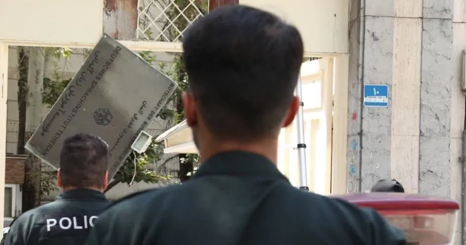 به تلافی بستن مرکز اسلامی هامبورگ، مؤسسه گوته و مراکز دولت آلمان در تهران تعطیل شد