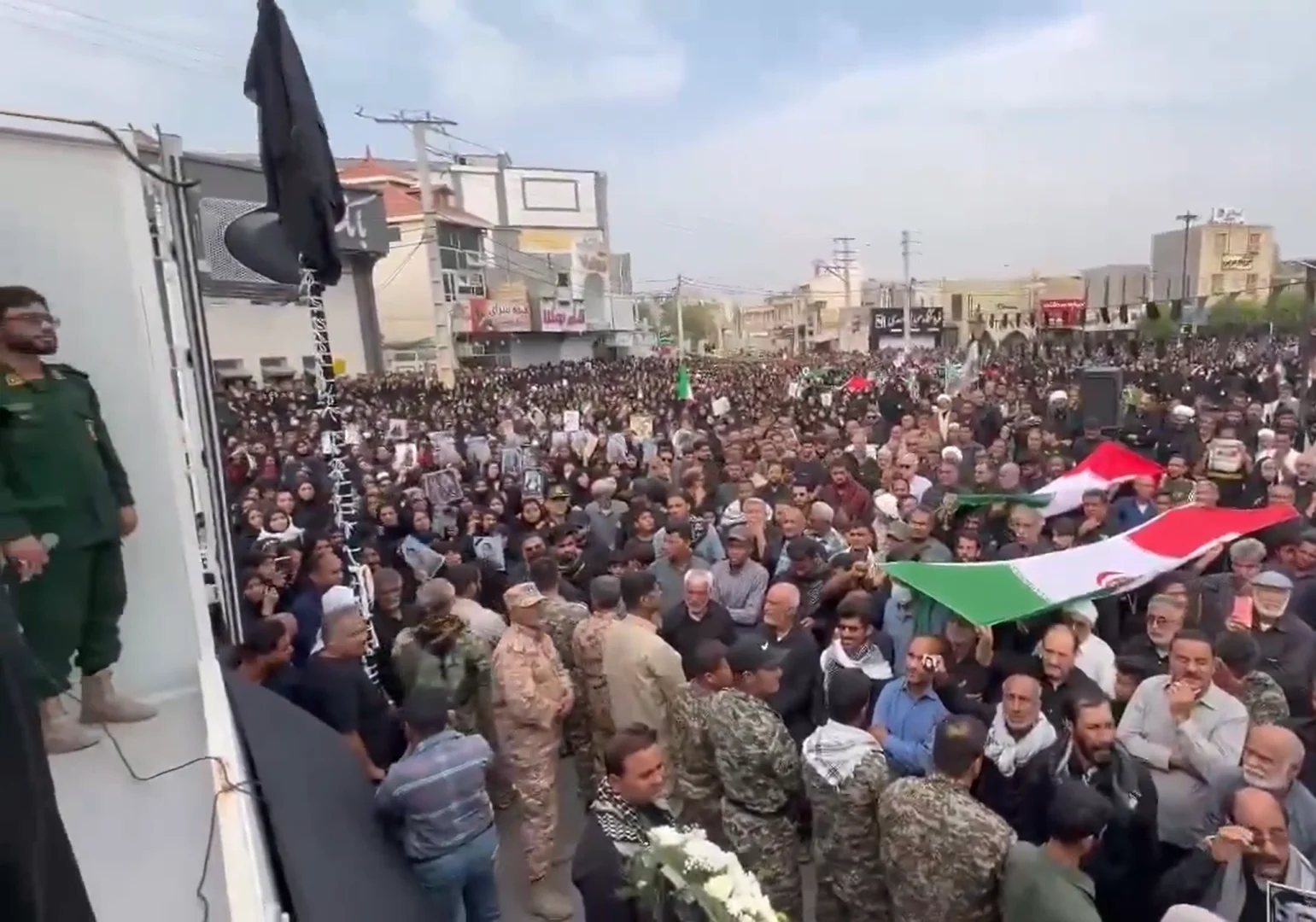 مراسم تشییع جنازه پیکر ۱۶۸ شهید مدرسه «شجره طیبه» در میناب، استان هرمزگان برگزار شد