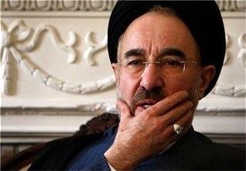 خاتمی: بر دست و بازوی رزمندگان و مدافعان عزت کشور بوسه می‌زنم